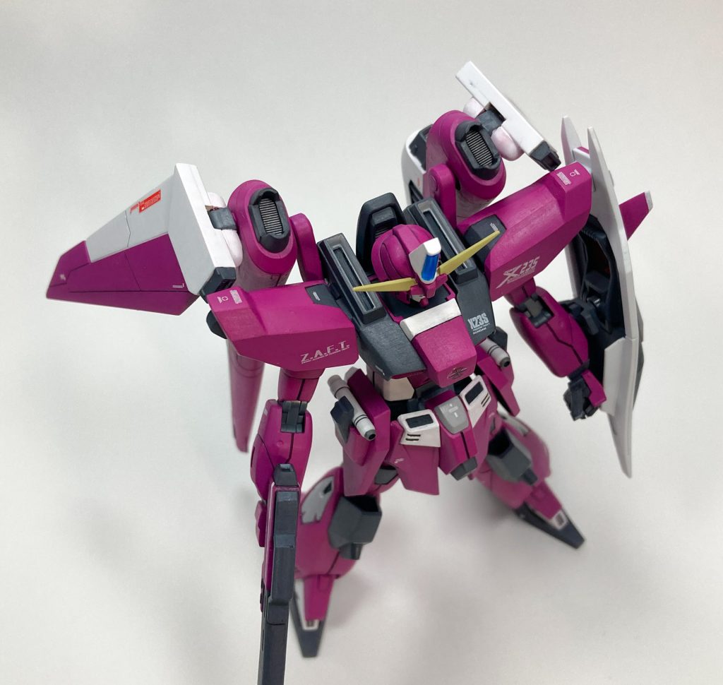 頭部後ろのカバーに内部フレームを追加。翼基部にはダクトを設けています。肩も単調にならないように、掘り込んでカバー状の構成を表現して塗り分けています。