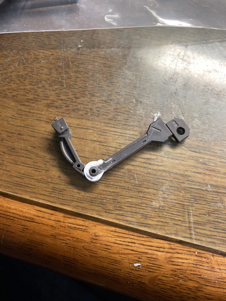 太刀「暁の再光」は一旦柄の部分をピンバイスで穴を開け、エポパテで補強。ケーブルパーツが上手くハマるよう調整しました。