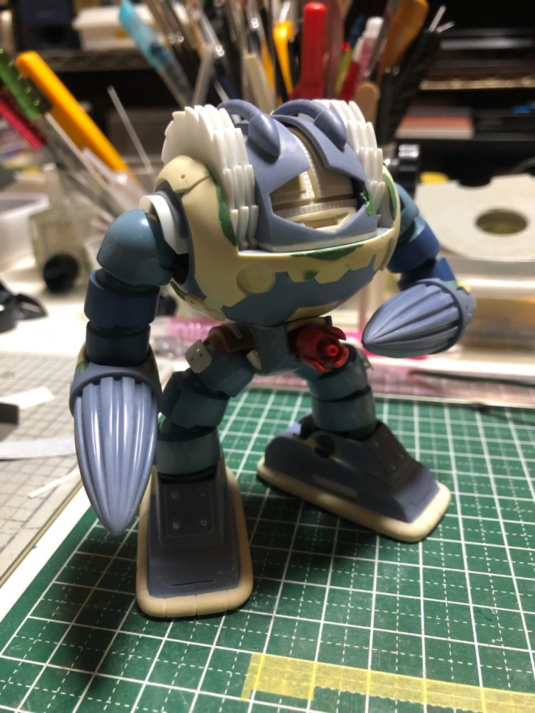 HGUCズゴックの関節が付け、外しを繰り返しているうちにパキパキ割れるので結局8カ所くらいポリキャップに変更するハメに……。楽するはずが余計に時間かかった気がする( ̄◇ ̄;)