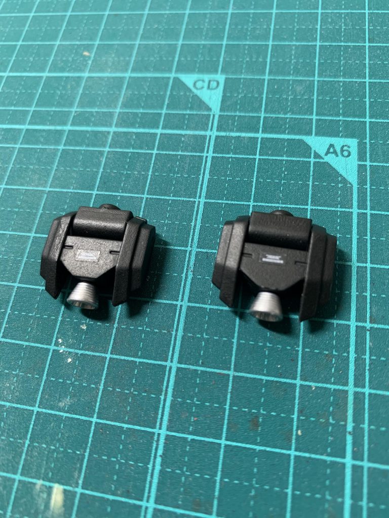 腰部のブーストアーマーを改造しました。ニッパーでだいたいまで切断し、空洞にパテを盛り、ヤスリで整形してジャンクにあったバーニアノズルを取り付けました。足の可動範囲が広がりました。(マーキングシール明らかにズレてますね…)