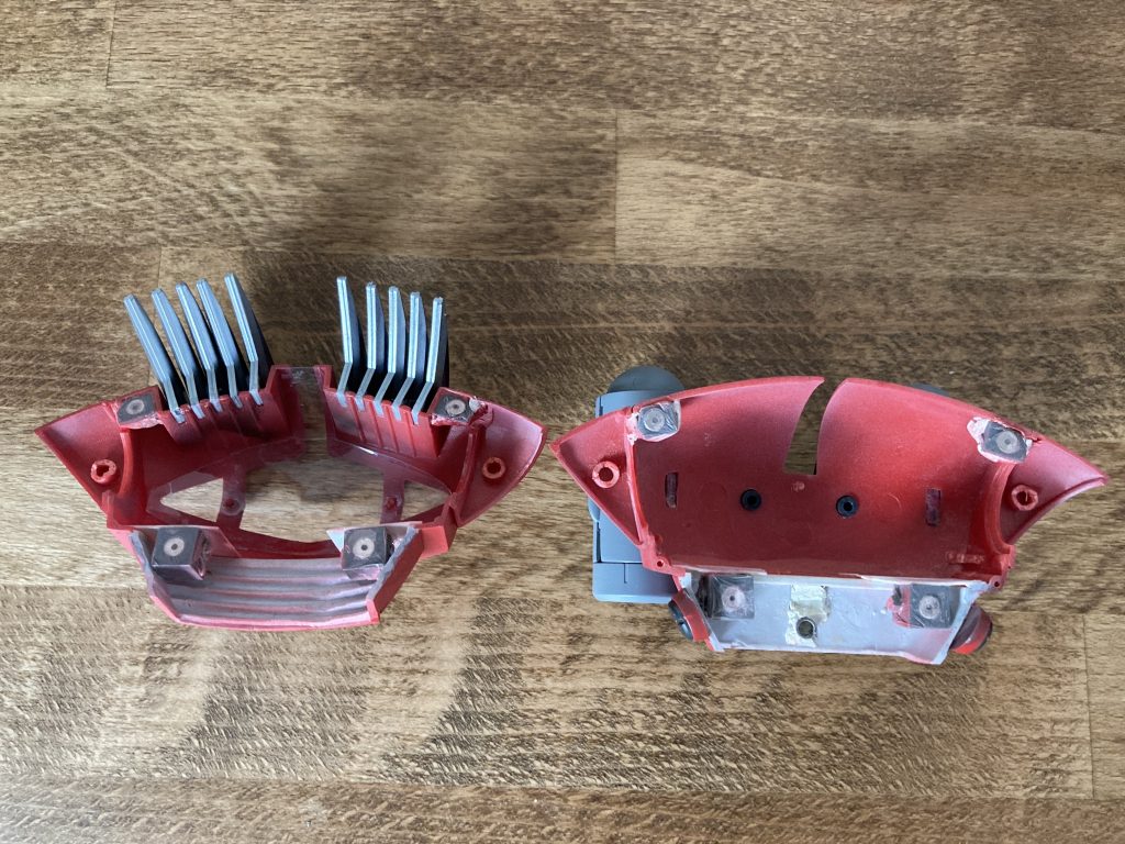 顔のガラは旧キットそのまま。4箇所隅にネオジウム磁石を瞬間接着剤で固定して簡単工作しています。モノアイ回りのクリアパーツはプラ板アブって押し当てて作成。