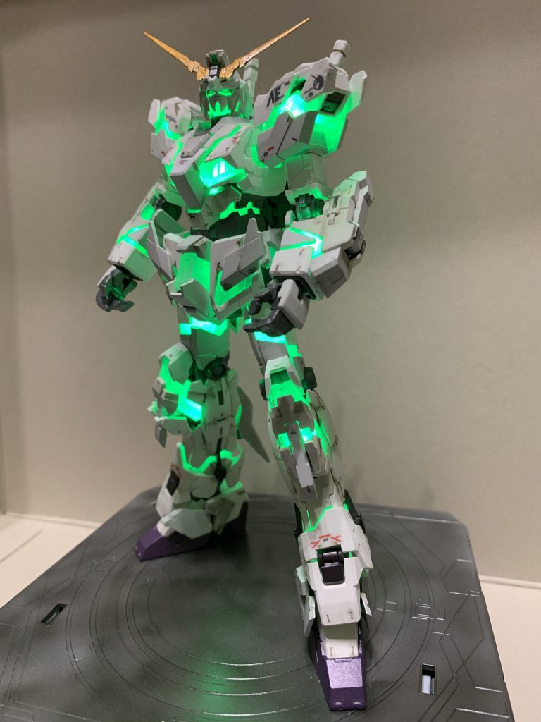 LED点灯②覚醒モード。一応付属のシールを貼ってますが、全部貼ると泣きが入るのでピンポイントで済ませました。しかし単四電池3本も使うだけあって煌々と光ります。