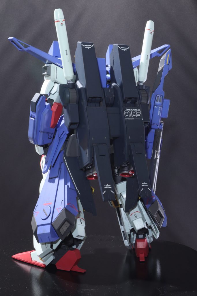 FAZZだけでは通常ZZのパックパックは組めないのでそこはZZから持ってきました。