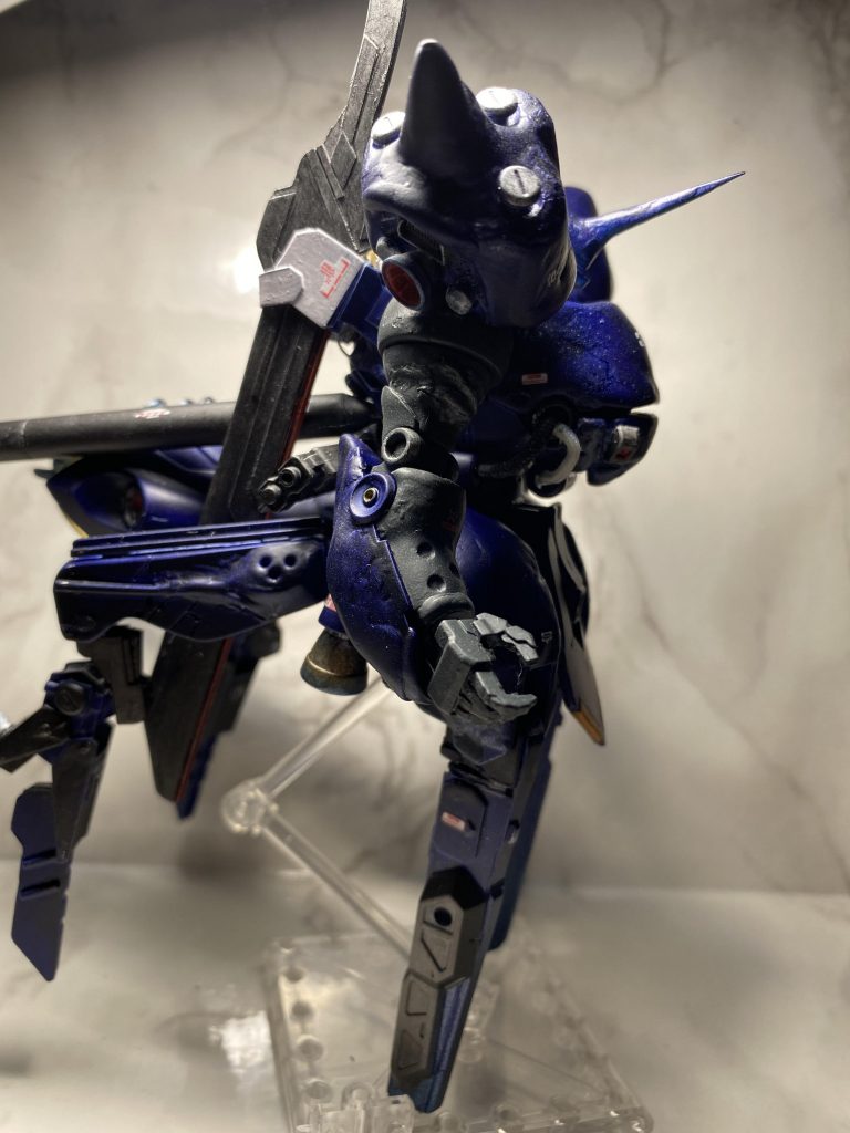 高速機動を最大の戦術とする為、正面衝突も厭わぬ覚悟でバストをひたすらもりもりにし、角も前面に突き出す形に変更。特攻機の様相が強まってきましたが、出来うる限りお家に帰るまでが奇襲戦でありたいと願うばかりです。右肩背面にマウントしている大剣は刃は無く、叩き潰すのが目的の鉄板です。