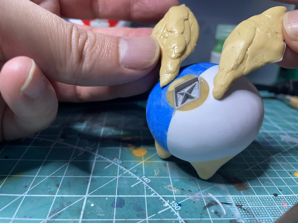 耳はプラ板でアウトラインを作って、パテを盛って整形。足は真鍮線を通してからパテ盛りです。