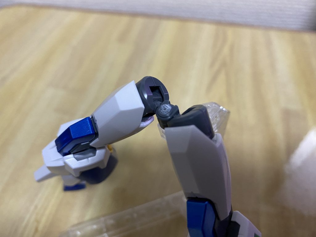 ちょくちょく着せ替えしてるせいで軸が折れました。改造のために AGE系余りのパーツはそれなりにあるので直ぐに差し替えました。そのうち AGE3のコアファイターに対応する変換器を作ろうかとブラックサレナウェアは他に着せるの無理。