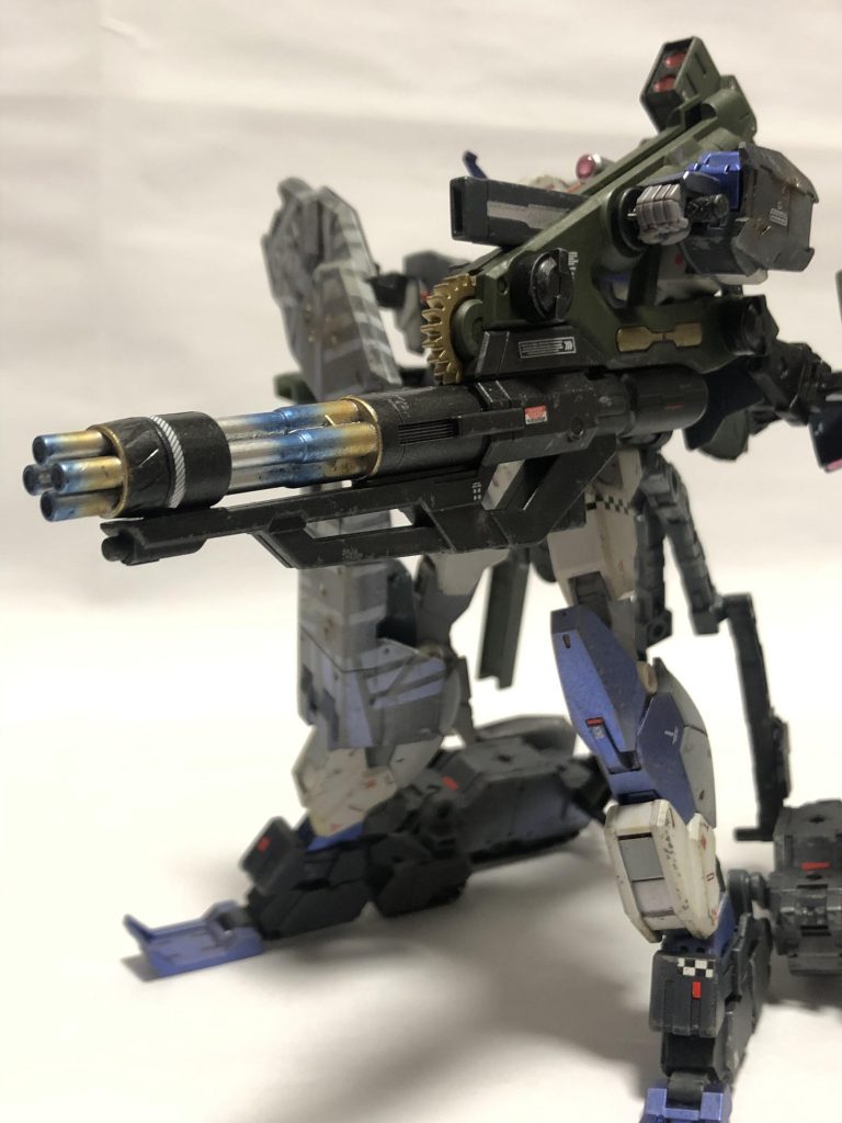 まずはメイン武装【悪魔の鉤爪／ルシファーズ・ターロン】大型ガトリング前方に弾幕を張って敵機の装甲を削り取る