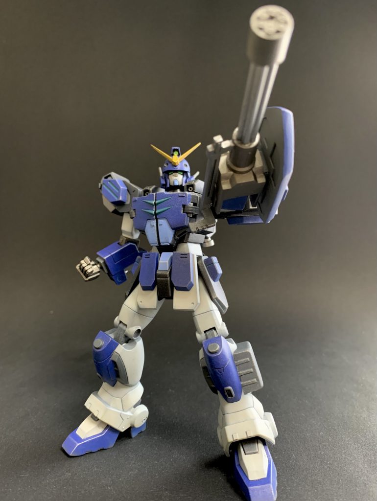 ビームガトリングが下腕との摩擦で取り付ける方式で、これ塗装すると剥げるな…と思ったので全体的に大型化してボールジョイント接続にしました。手首だけ差し替えです。