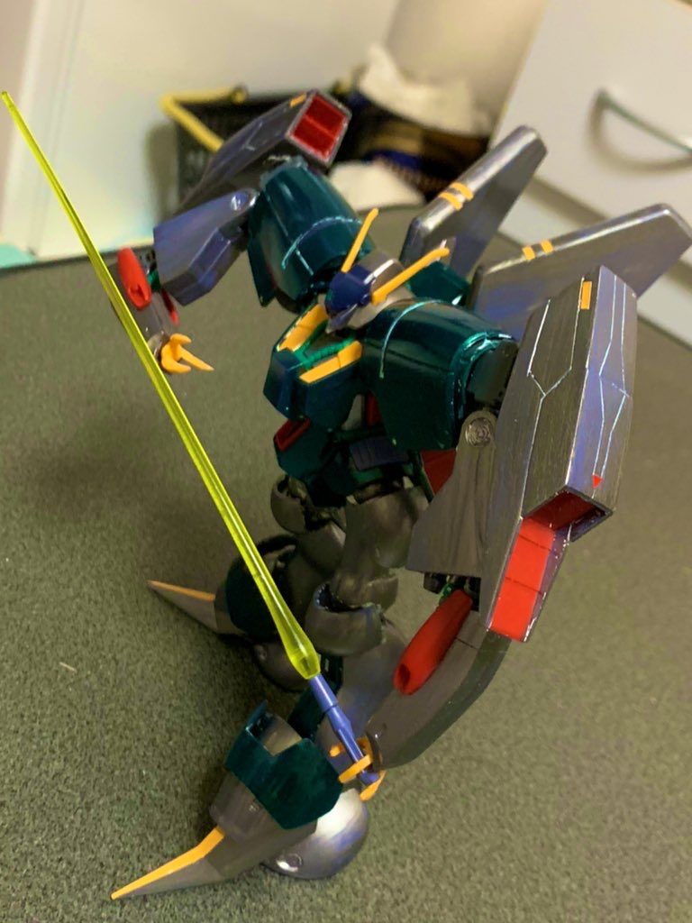 バイアランはあまり武器を持たないので、ビームサーベルは手を加えていません。表面処理の他に爪も削り、鋭利にしています。