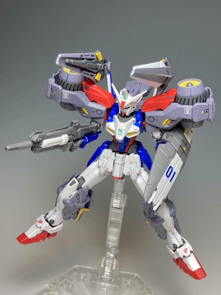 アクションポーズ!後ろのバインダーは、ビームキャノンになっているようです。