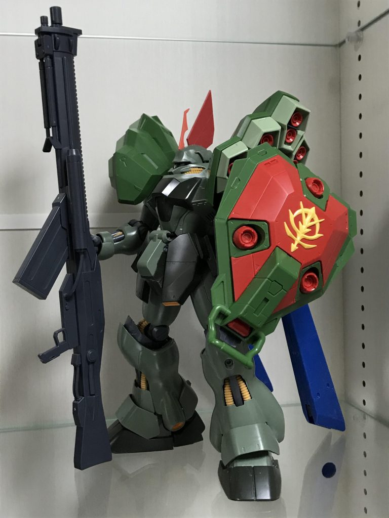 とりあえずミキシングした時の写真。デカくて使い所の難しいパーツでしたがかっこいいシュトゥッツァーらしいギラ・ドーガに出来て満足ですね。ちなみにミキシングよりライフルとプロペラントタンクの合わせ目消しが大変でした(^_^;)