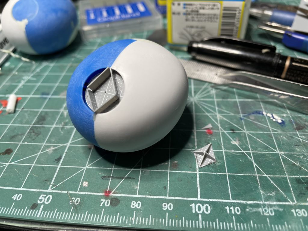 おでこのダイヤは、耳用の穴を使って。底面に丸く切り出したプラ板を貼り、その上からダイヤ型にプラ板を接着。隙間にパテを埋めて整形しています。ダイヤも、プラ板で骨格を作ってパテ整形。