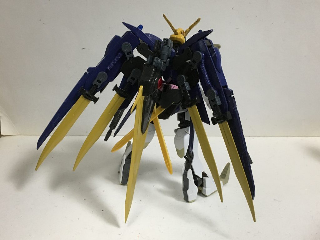 ストフリのようなウイングと、ダブルオーのセブンソードを足して2で割ったような感じですね。あと若干レッドフレームレッドドラゴンも意識してますが。大剣を持たせることによって強者感もでたような気がします。足のつま先もヒール状にしたことで、白兵戦だって可能になりました。