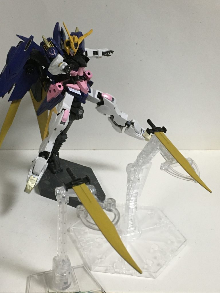 “エクスブレイド”ウイングに増設された片刃。計4基を装備している。投擲にも使用。