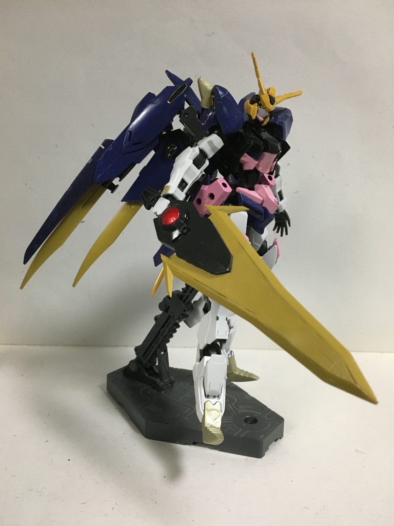 “バエルソードII”バックパックに追加された巨大な剣。切断力はもちろん、耐久性にも優れており、力強さの印象も受ける。