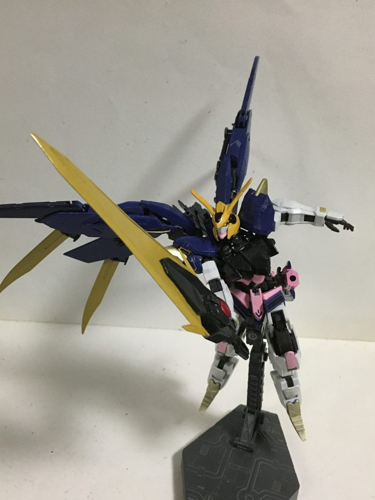 ちなみに地味ですが、サイドスカートも変更してあります。バインダーガンの物を使用しています。