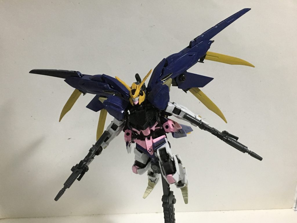 このウイングを展開すると同時に剣も広がってるのがストフリを意識しています。