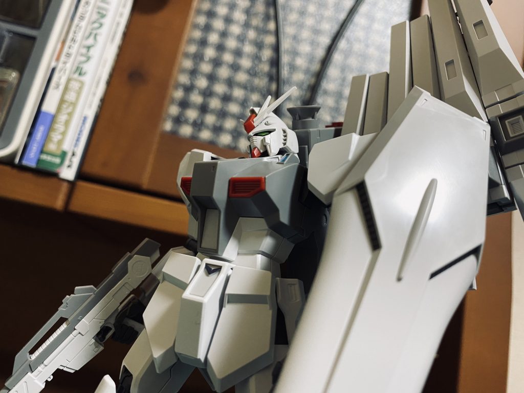 こちらは素組みを終えた直後の写真です。色分け以外は一般販売されている”HG νガンダム”と同じなのですが、そもそもこのキットはクオリティが高いため、あえて手を加えずに特典キットとして丁寧に作りました😄