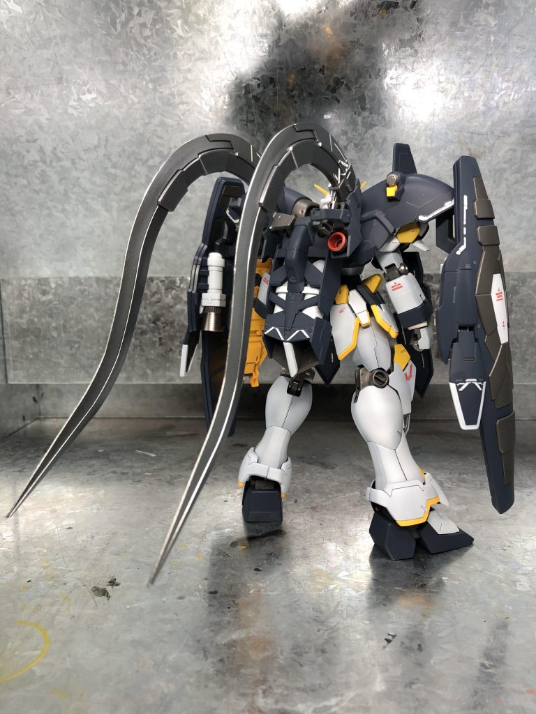 背面から!ショーテルが前後に長い!