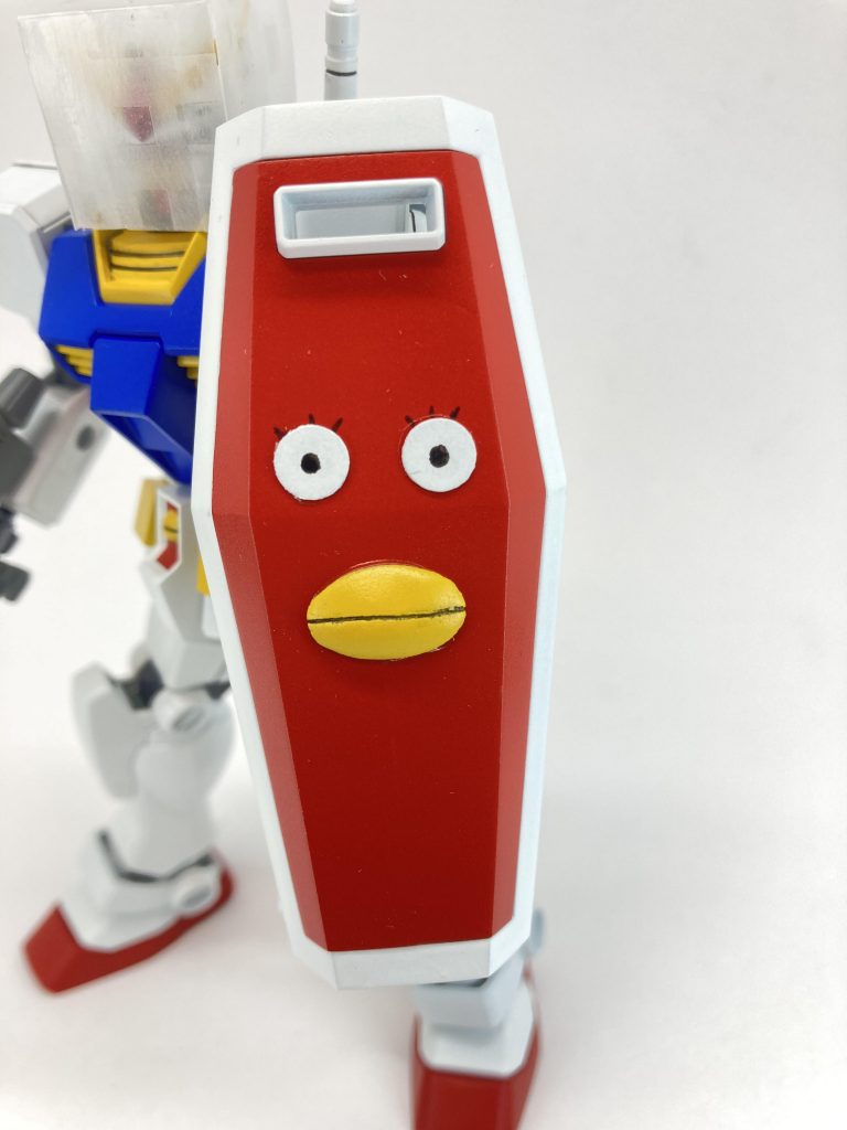  蓮蓬マークの付いたシールドこちらはHGUCジムのシールドを加工して作成。連邦マークを埋めたり、余計な突起を削ったり、目とクチバシを増設したりと地味に時間がかかりました(主にヒケとの闘い)