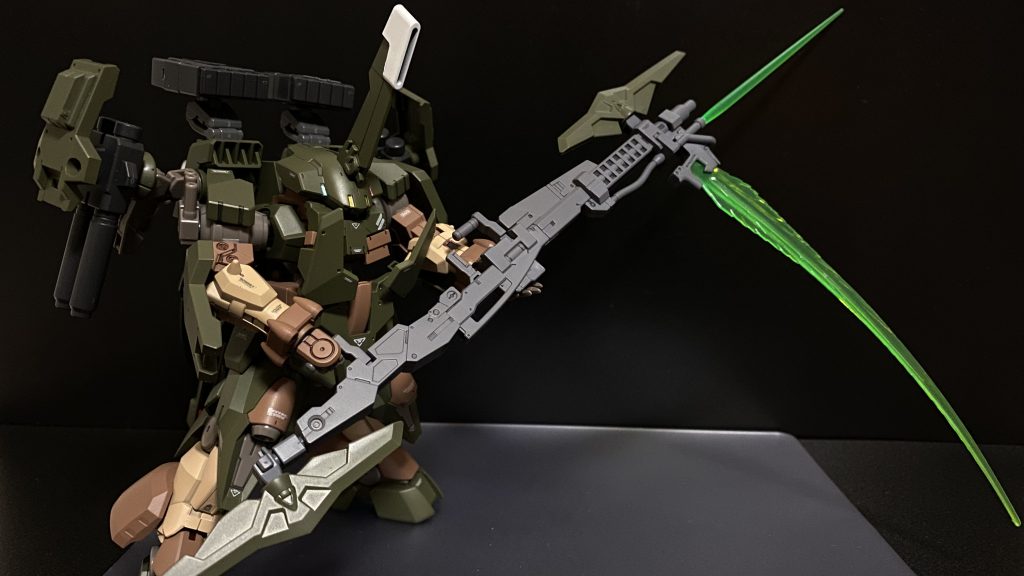 ランチャー前部からビームの刃を形成、槍、鎌のように使用可能。攻防一体の複合兵装である。