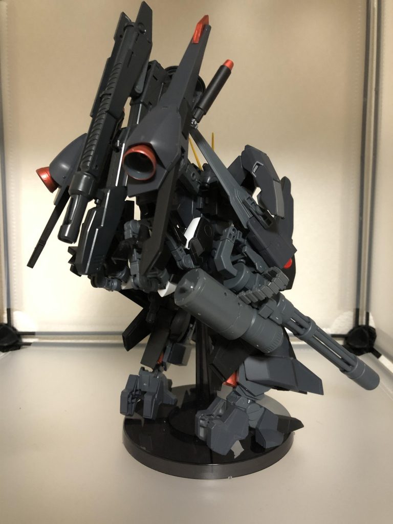 背面には脚部に組み込まれた機体が使ったとされる大型ライフルを折りたたみに改造して装備。発射体制に移行する際に後部サポートレッグを展開、動けなくなるが絶大な火力を撃ち出す。シルヴァ・バレトの頃より装備していたバックパックも現在のため各ミサイル、インコムの使用が可能。