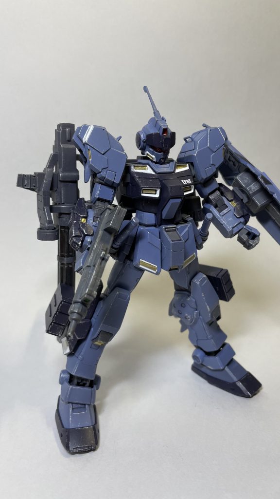 脚部には過去に台無しにした、ペイルライダー陸戦装備のミサイルポッドを流用。設定上は存在しませんが、カッコよけりゃ良いんです。