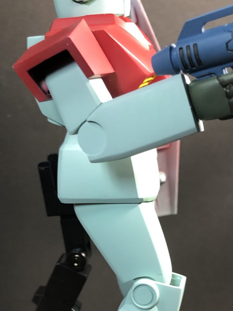 肘も二の腕削って接着してます。