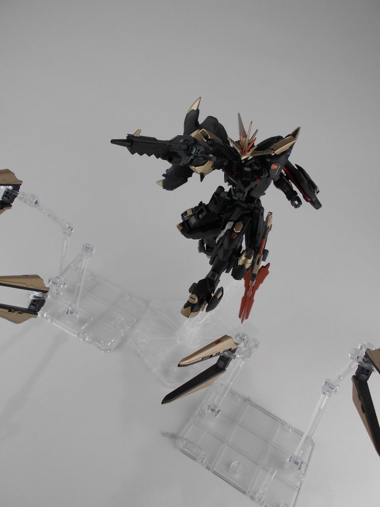 フィンファンネル改・「アステロス」。フェイクニューガンダムのフィンファンネルにハードポイントとバーニアを追加しました。原点と同じようにビームライフル、ビームシールド等の機能を兼ね備えています。「アステロス」はギリシャ語で「星屑」のアナグラムです。