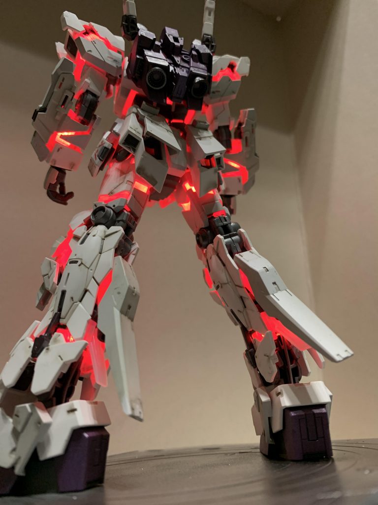 最後にいつもお台場で見るお気に入りのアングルで。固定モデルなので関節フレームは少なく、サイコフレームもLED点灯のために無塗装で組めたので、普通のRGユニコーンよりも手間は少なかったように思います。改造など一切行っていませんが、丁寧に組めば大変見栄えは良く、流石はRGといったところ。そして、思ったんですよ…MGEXのユニコーン…全塗装したら死ぬんだろうな…って。