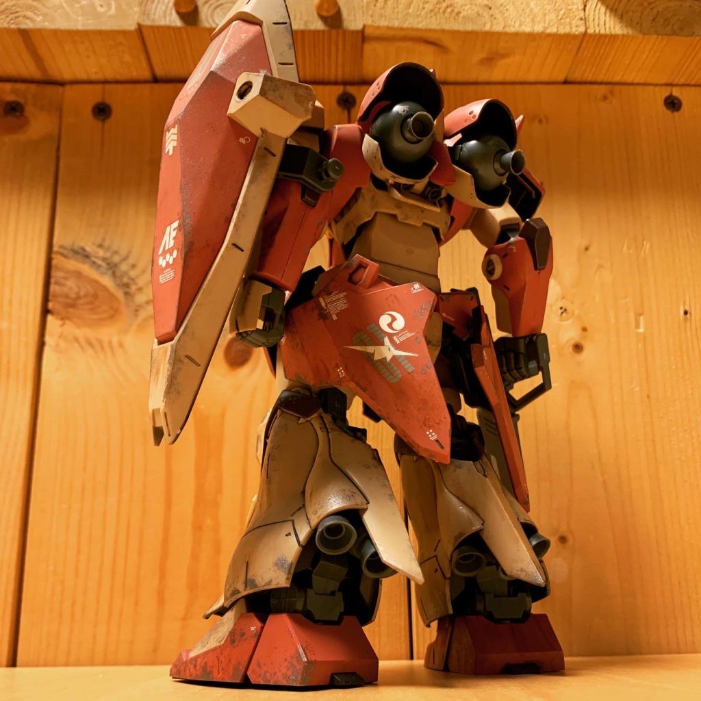 胸元とか頭には袖付きのデカールを何と無く誰かさん風な感じに切り取ってはっつけました。