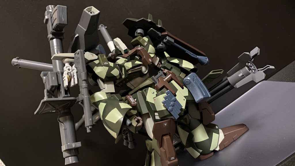 アルスナルフランス語で武器庫、兵器庫本機は機体各部のハードポイントに、様々な武装、弾薬を担架し戦場に出る。これらの武装は、自機が使用する物では無く、僚機であるフォックステイルの「追加」兵装である。