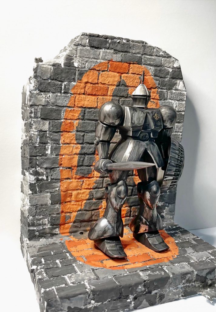 ギャンはラッカーのシルバーで塗装した後に、エナメルのフラットブラックで更に塗装。エナメル溶剤を付けた綿棒で適度に擦り落としています。