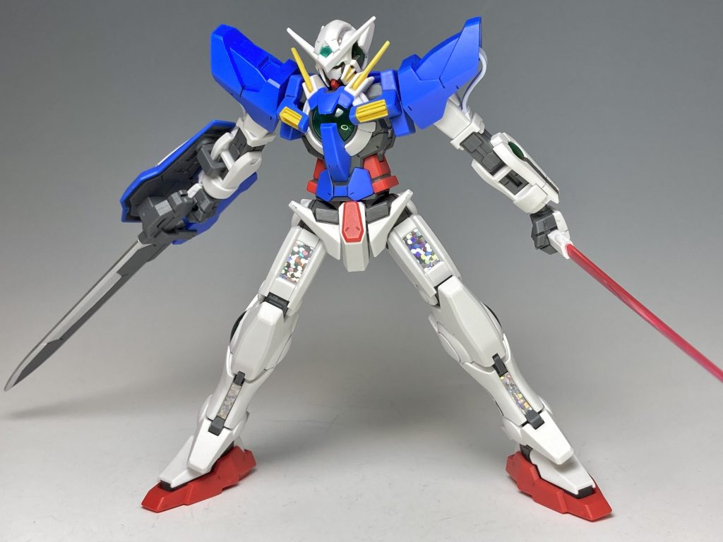 GNソードとGNビームサーベルで。足首の動きは悪くないので、接地性だけはいいです。サーベルの刃は別キットから。