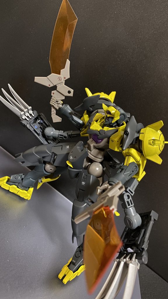 このGNクローは腕部に装着されているのでは無く、肘部からアームによって接続されており、腕の動きに追従する様に可動する。その為、手持ちの武装を装備する際に、クローユニットが邪魔にならず、また、鍔迫り合い時に、独立して可動し敵機を攻撃することも可能。