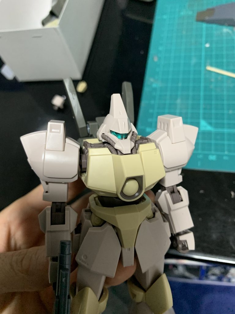 バイアランカスタムに著しく影響を受けておりますので笑、モノアイからバイザーに変更しました。余っていたペイルライダーのバイザーがうまくはまってくれました。