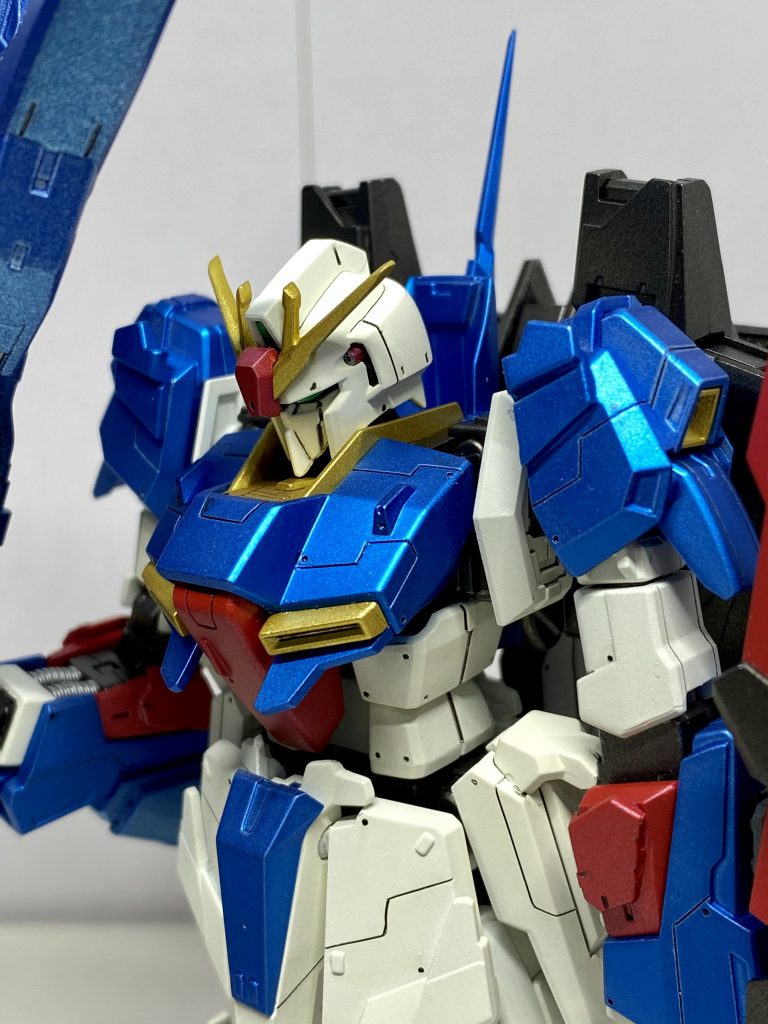 変形の事を考えずユニコーンの角を背中に張りました。。方の部分も太くなってしまい、変更できず・・・。このZはロボ体系で完成としました。