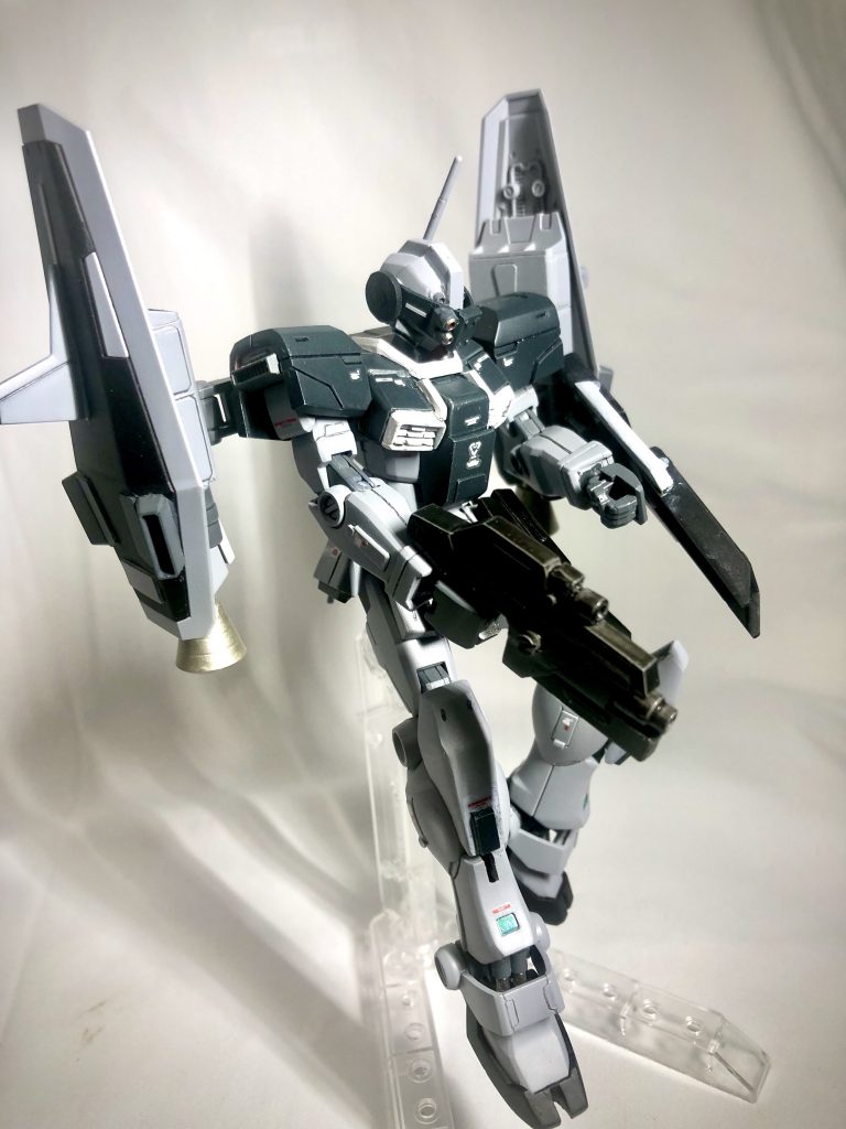 降下時はシールドが肩横まで展開。頭部のバイザーは下げることが可能です。肩横とサイドスカートには姿勢制御用のイメージでスラスターを付けました。