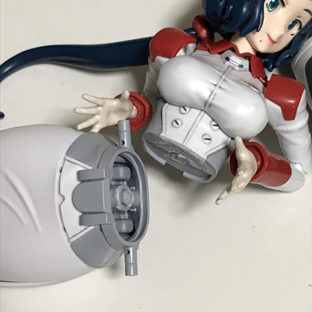 腰のボールジョイントが…。きっと、バチが当たったのでしょう（涙）翌日、腰は接着して固定してしまいました。胸の部分も動くので、大きな問題は無いと感じます。