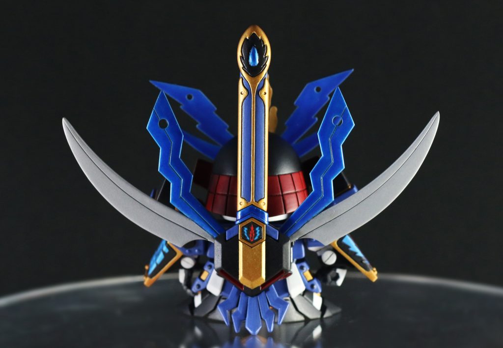 背面。特徴的な“雷帝の神器”が存在感を放っています。