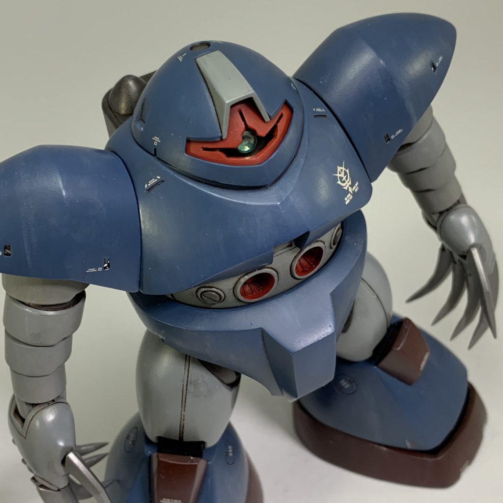 モノアイ部分はキットのバイザーをくり抜いて中にモノアイを追加。100均の緑クリアーレジンを使ってます。