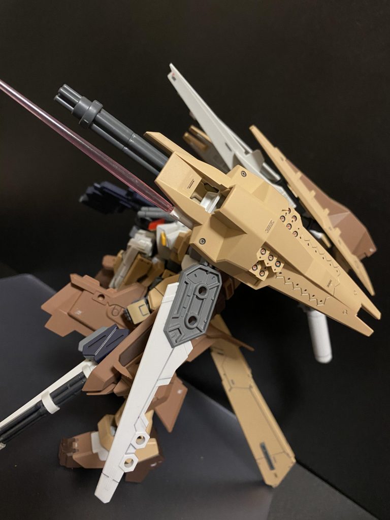 背部に二基追加されたシールドブースターは、180度回転させヒートブレード、ビームガトリング、ビームサーベルを展開。シールドブースター自体には、対空レーザーが10基づつ搭載されており、この複合兵装ユニットがアームによって展開することにより、攻防一体の装備として機能する。