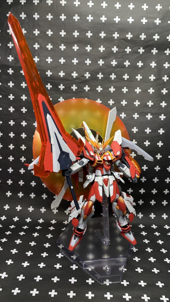 ハイパーモード時は大小様々の剣を使って基本は戦うと妄想しています。ビームマントなどのトライスラッシュブレイドのクリアパーツをどうしても活かしたかったのですがあまりにも紫過ぎたためシルバーを下地にクリアレッド→クリアオレンジでグラデをつけました。