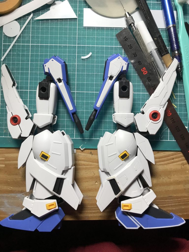 足には各所にメンテナンスハッチのような筋彫りや、リッベトのような穴を開けてあります。また、追加装甲風に各所にプラ板を貼りました。