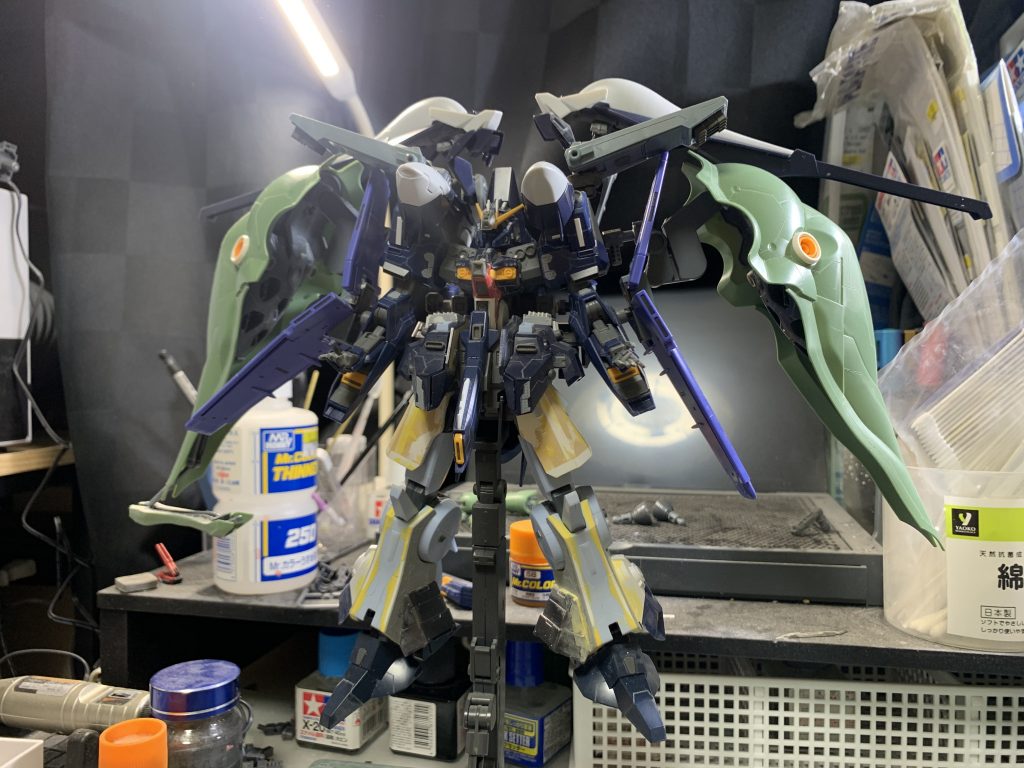 使用キットはハイゼンスレイii 、シルヴァバレト、フルドドII、FAZZ余剰パーツ、クシャトリヤ、ガンダム 6号機で脚と腰アーマーはパテで盛っています。