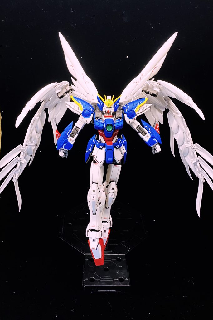 羽根を広げてつま先揃えるだけでもサマになりますねーハンドパーツは劇場版のイメージが個人的には強かったのでグレーにサッと塗装しました