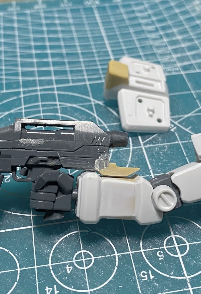 ライフル、腰はエポパテで成型。前腕部はパテで裏打ちしてひたすら削りました。