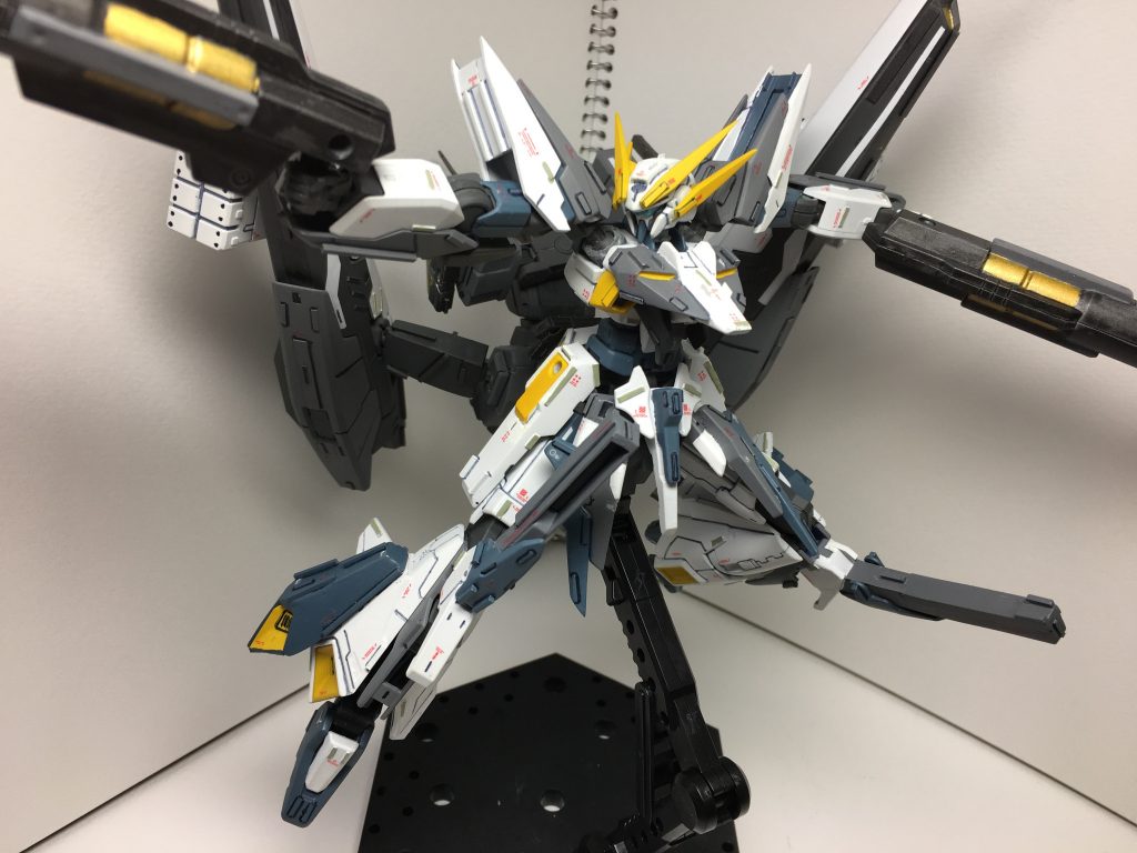 ハルートとライトニングZとのミキシングと言っても、実際買ったのはガンダムザラキエルなので、GNヒュージキャノンも装備してます。実は切り刻んだりしたザラキエルのパーツが各所に散らばってます。膝部分は少しだけEx-sを意識してプラ板で延長してます。