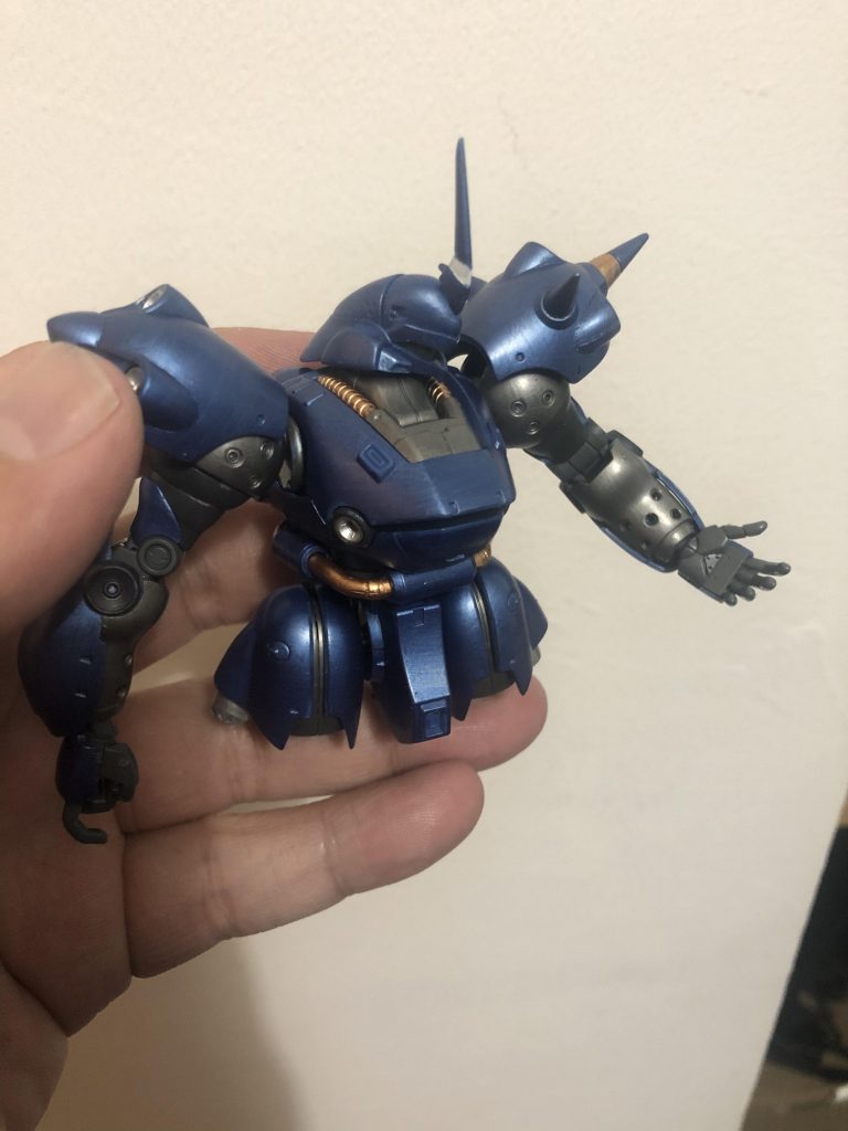 使用したのはファレホメカカラーのメタリックブルーです筆ムラが出ないように気をつけましたが、難しいですね。メリハリを出すために前腕内側などはダークアイアンで筆塗りしました