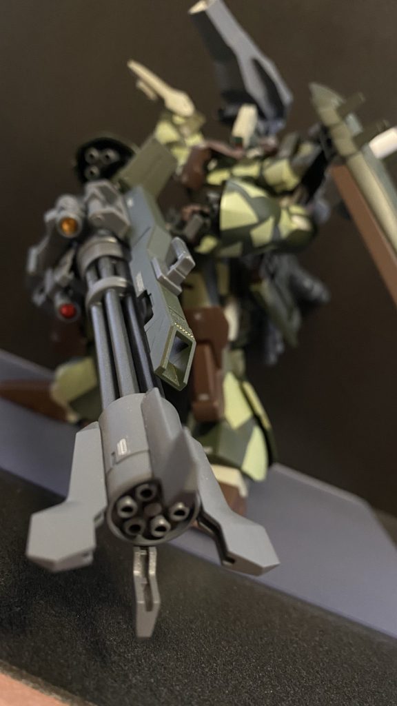 大型ガトリングの銃口付近の4枚のブレードは、放熱板の役割を持つと同時に、弾切れの際には、砲身を回転させながら「ぶん」殴ることもできる。が、今まで一度も弾切れになったことがない為、ロマン武装となっている。